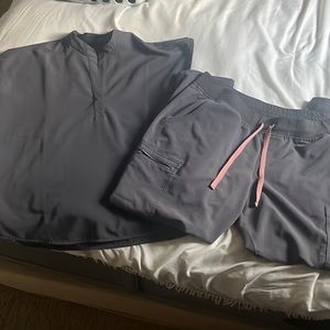 Figs- Charcoal. XLP Yola scrub pants, L Rafaela top